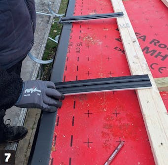 Tag med solceller: Hver tagplade bæres af tre beslag Tag med solceller: Hver tagplade bæres af tre beslag